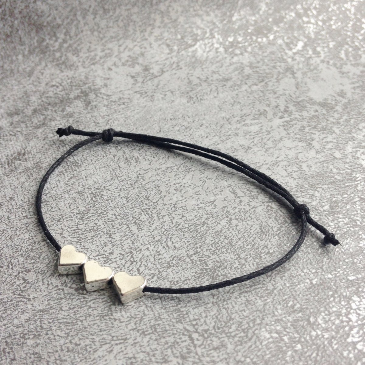 Tři srdíčka - černý náramek 