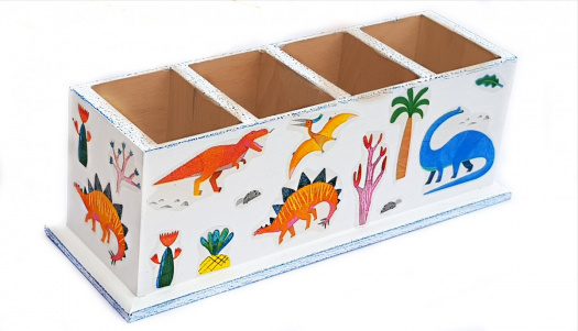 dřevěný stojánek na pastelky dinosauři