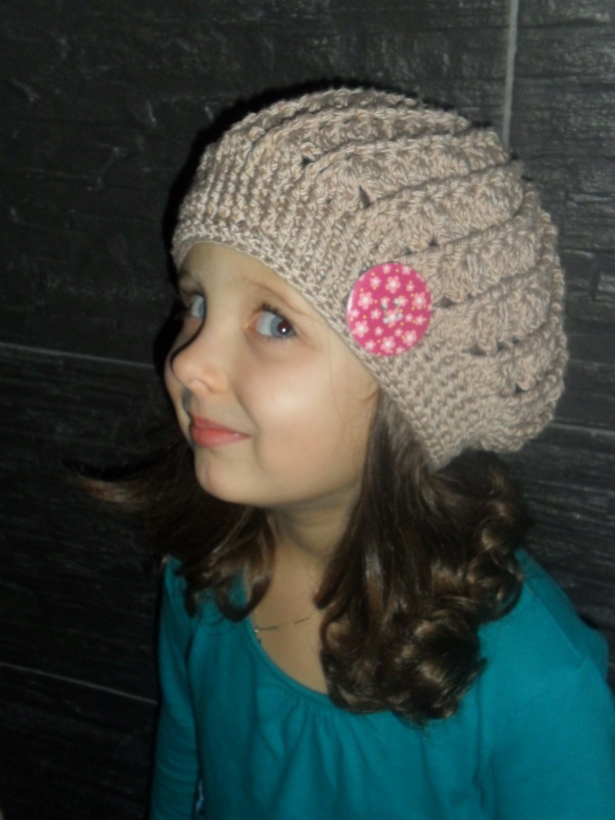 Háčkovaná čepička pro parádnici - kávová