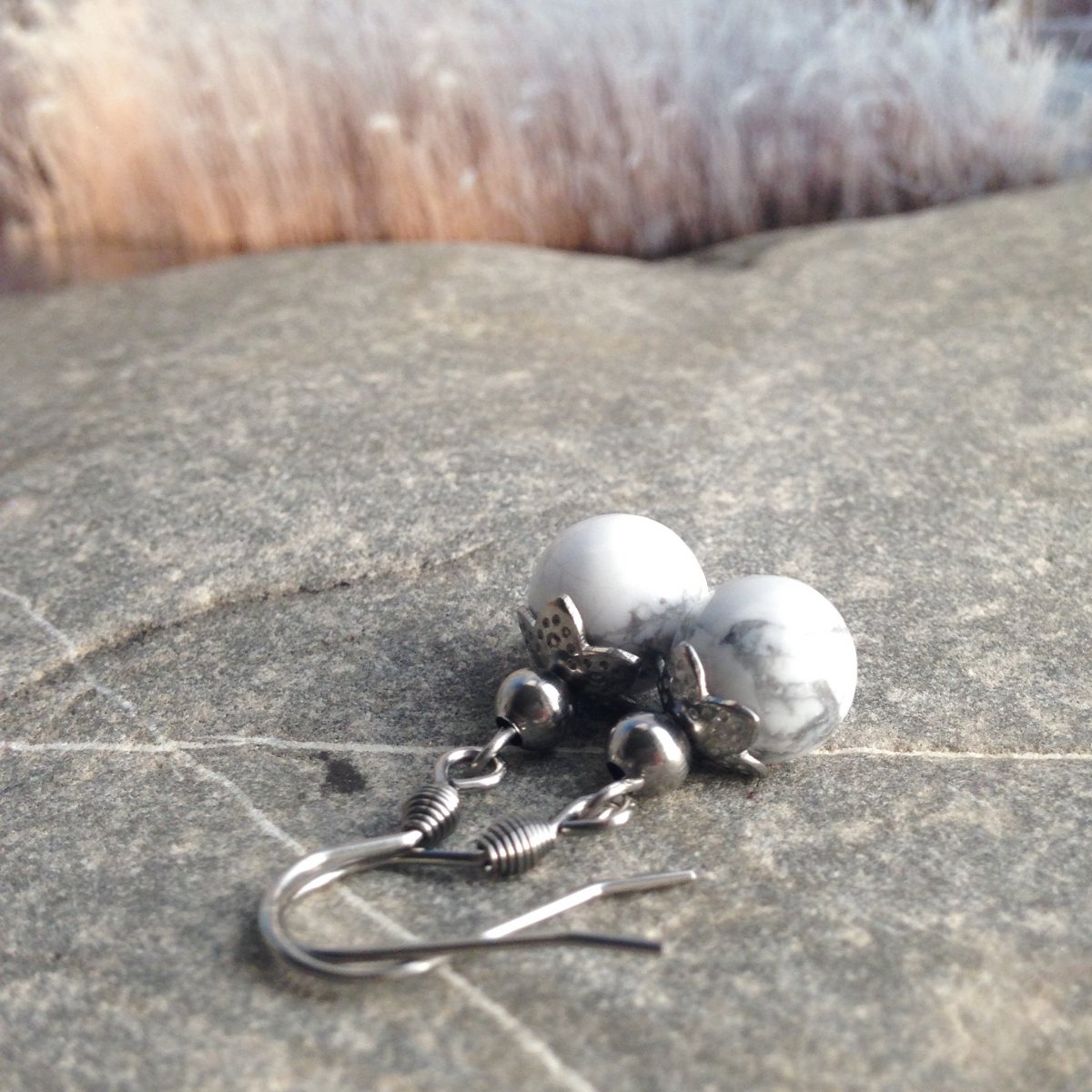 Náušnice s howlitem