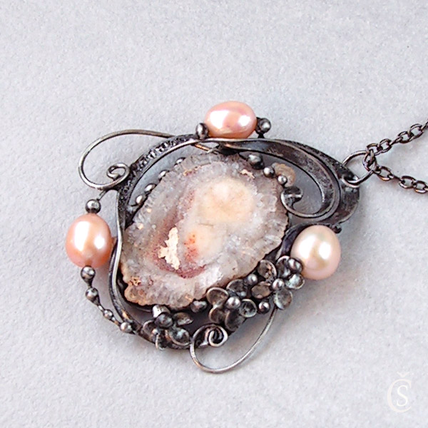 Kamenný květ - Chalcedonová růže, perla