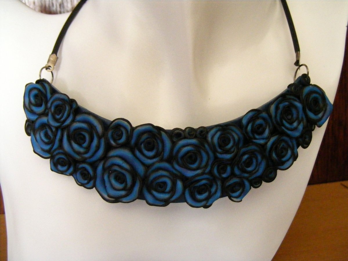 Fimo náhrdelník - růžičky modré