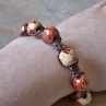 Náramek macramé/shamballa z dřevěných korálků