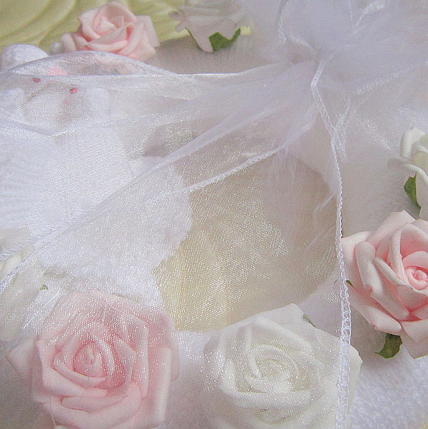 Svatební věneček s růžovými růžemi