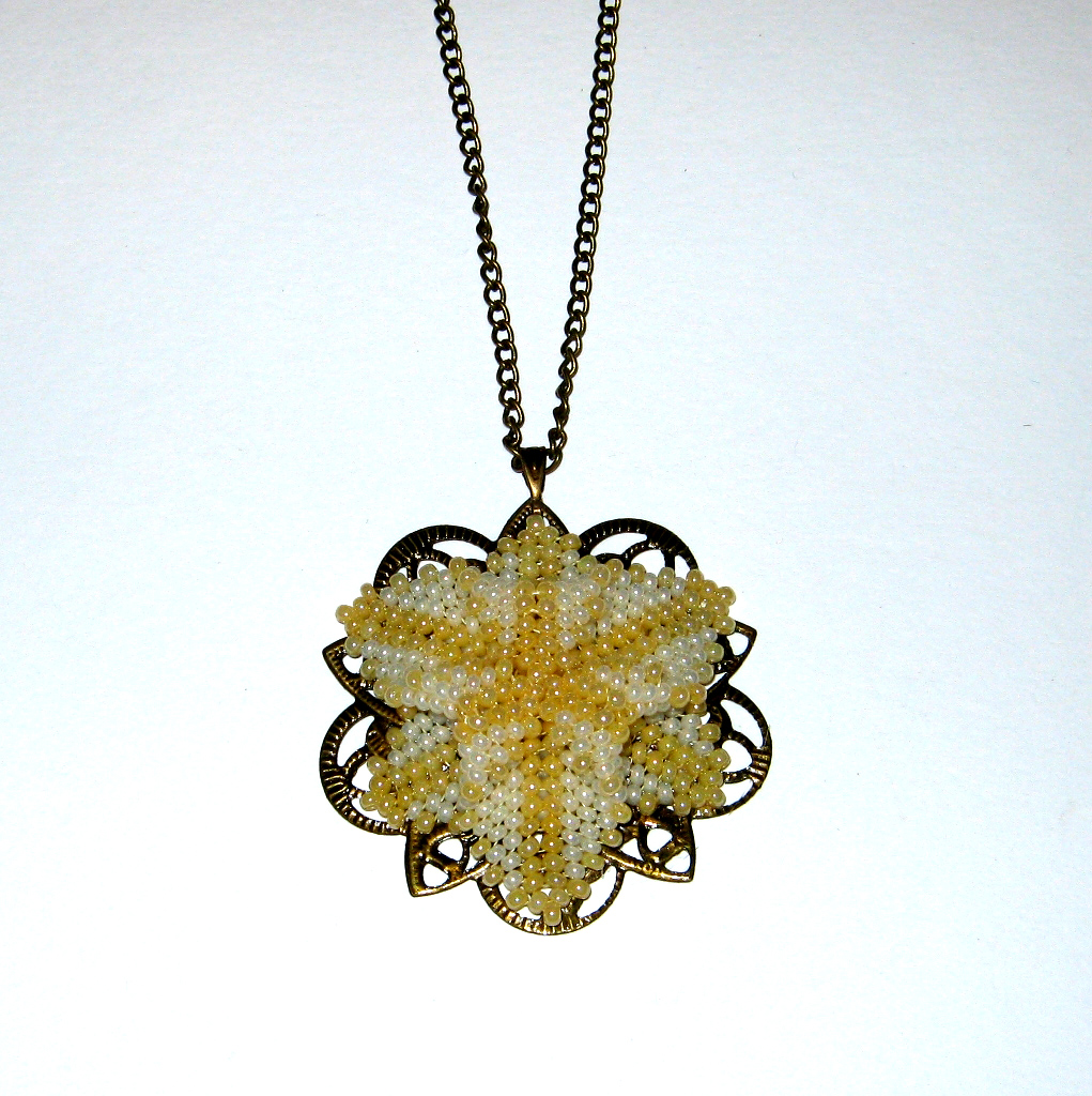 Přívěsek smetanový s bronzem.