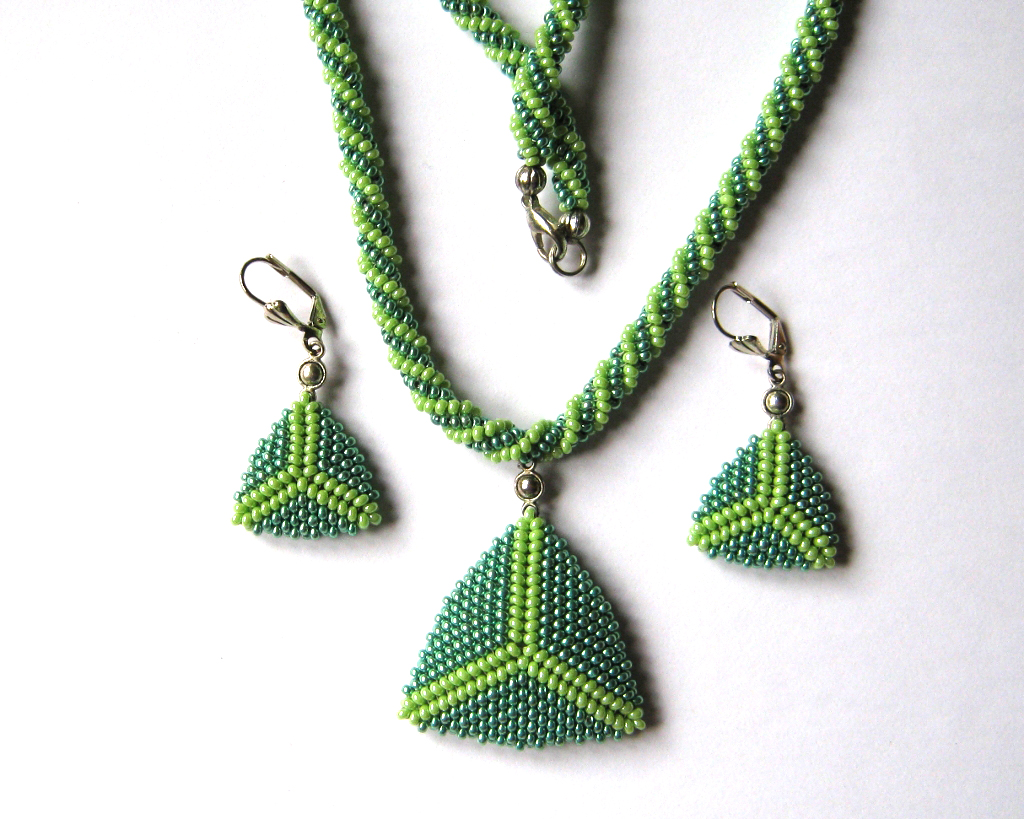 Svěží zelenkavé trojhránky.