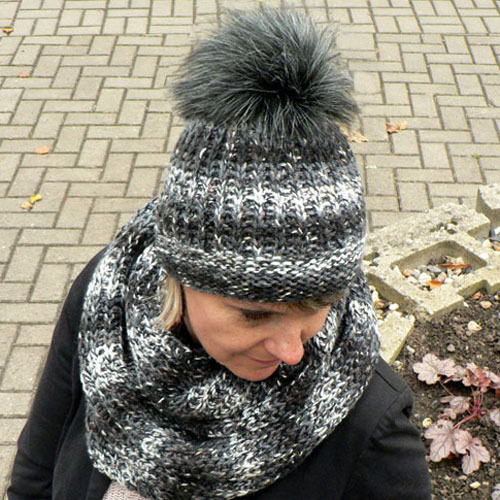 Čepice v černobílém tweedu