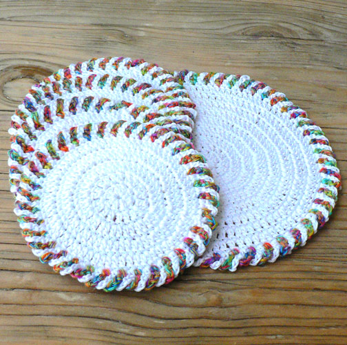 Háčkované podšálky s duhovým okrajem - sada