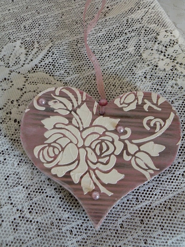 Dřevěné dekorační srdíčko krása dřeva-reliéf růže