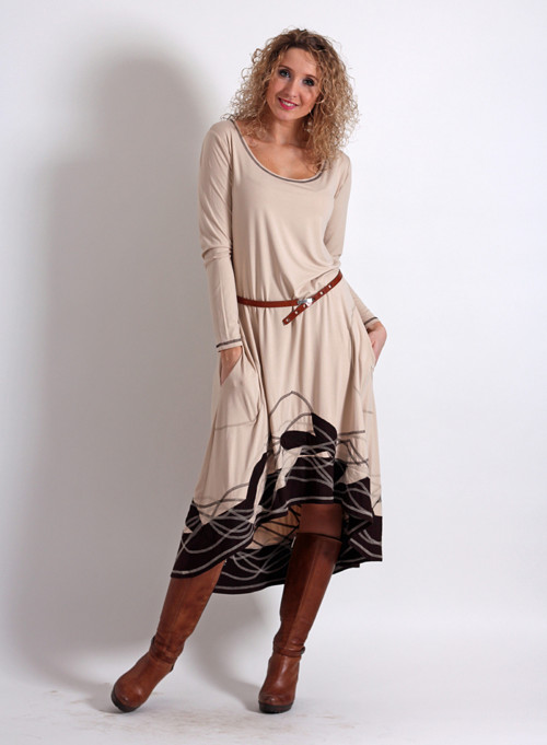 Béžové šaty se zvonovou sukní