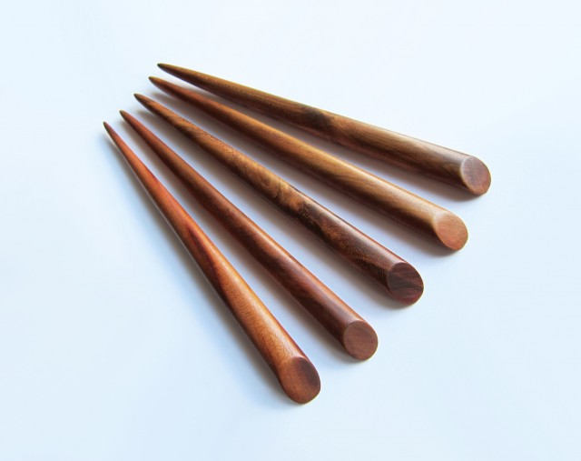 Dřevěná jehlice do vlasů