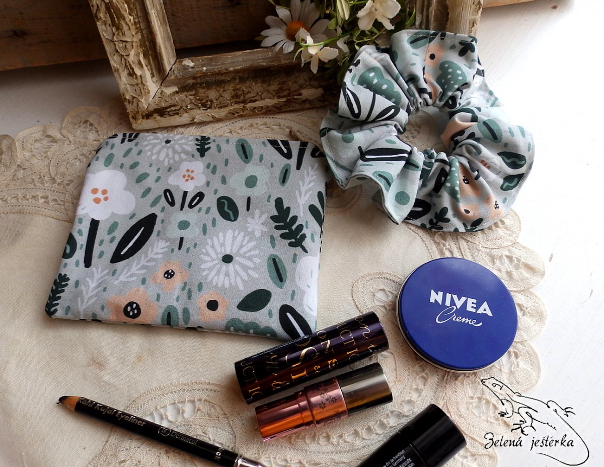 Kapsička se scrunchies gumičkou