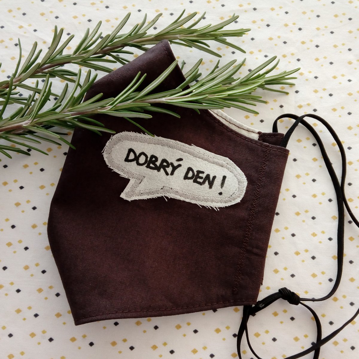 Hnědá rouška s nápisem Dobrý den!