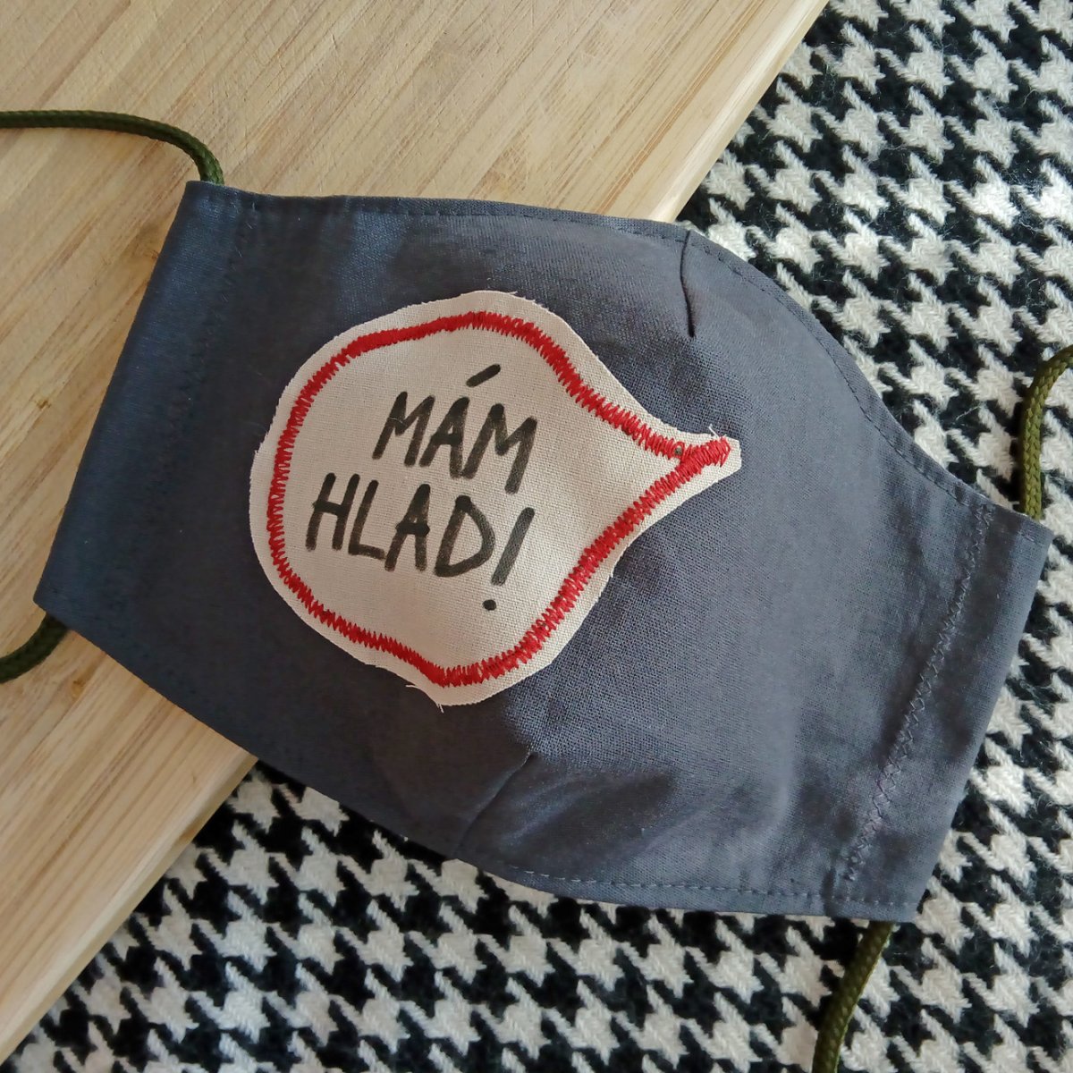 Šedá rouška s nápisem Mám hlad!