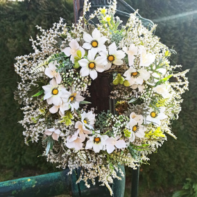 Věneček s bílými květinami