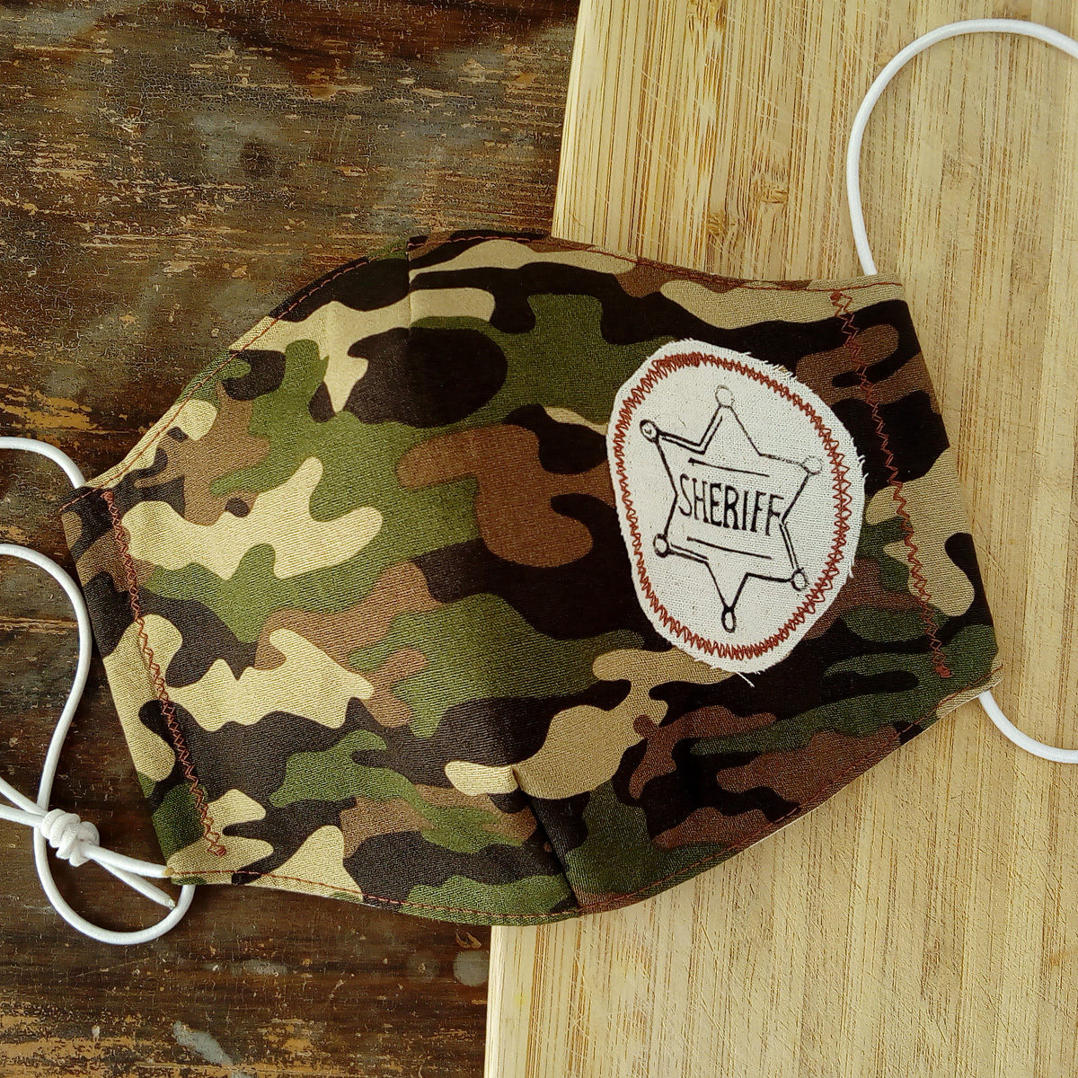 Maskáčová rouška s šerifskou hvězdou