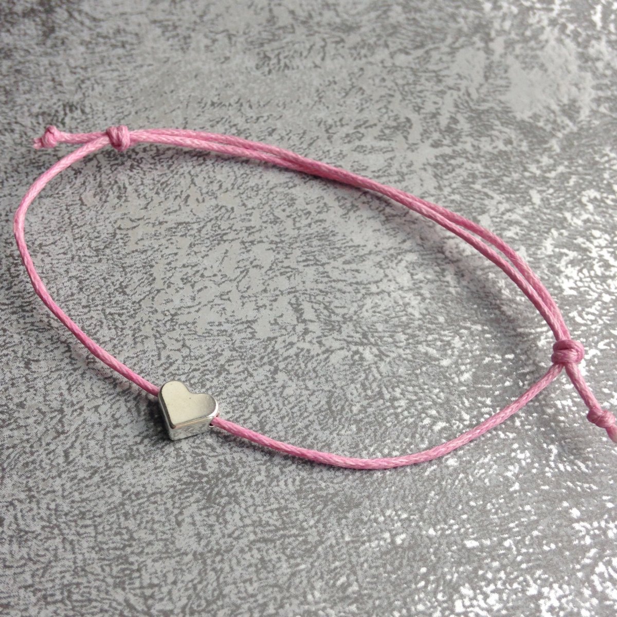 Růžový náramek se srdíčkem