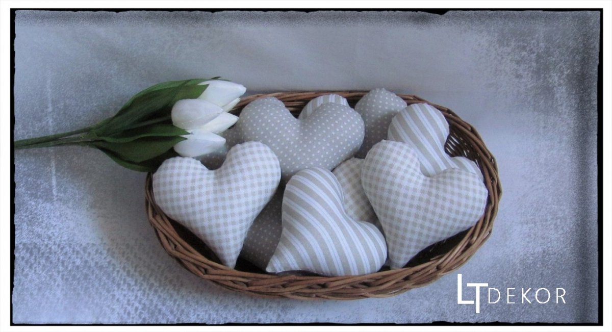 Šitá srdíčka v šedých a béžových barvičkách