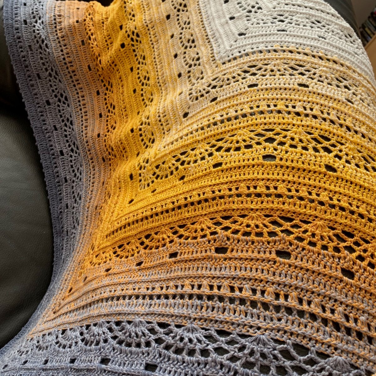 Zachumlat se žlutě - háčkovaný pléd