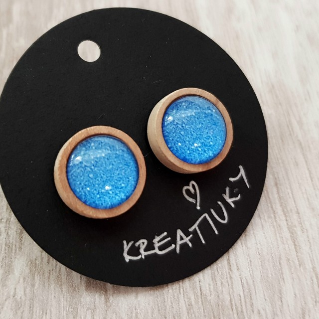 náušnice pecky v dřevěném lůžku