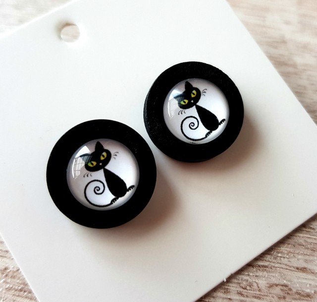 náušnice pecky v dřevěném lůžku