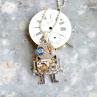 ROBOT s modrým okem, steampunkový přívěsek