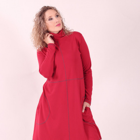 Šachovnicové červené šaty s rolákem