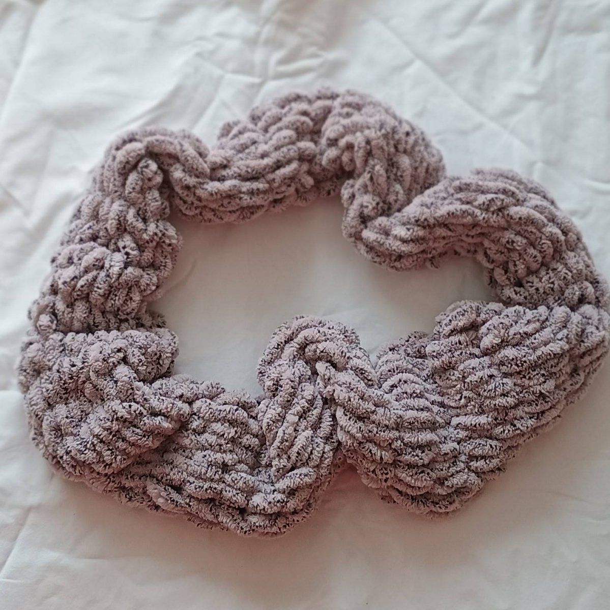 Nákrčník šedočerný