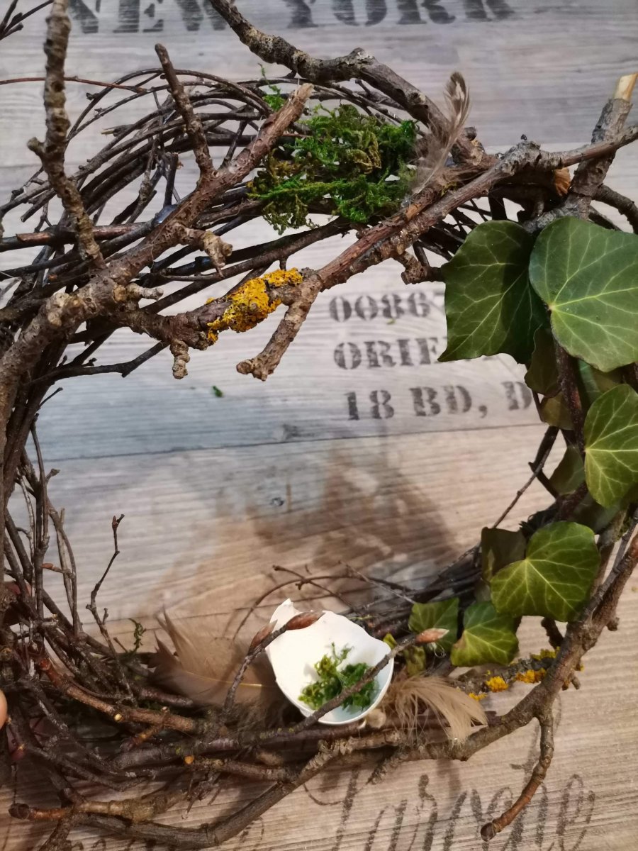 Jarní velikonoční přírodní věnec s větvičkami