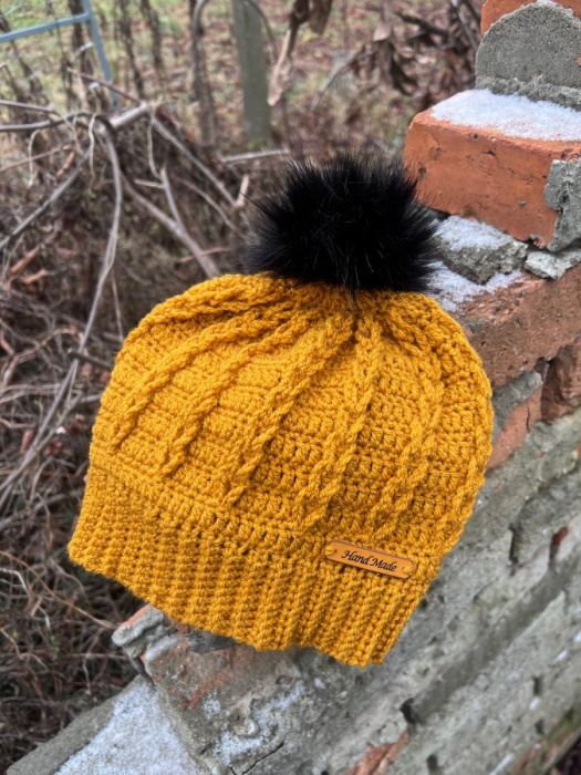 Hořčicová čepice s bambulí 