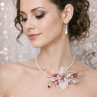 Elegantní náhrdelník a ozdoba do vlasů s jemnými květinovými prvky