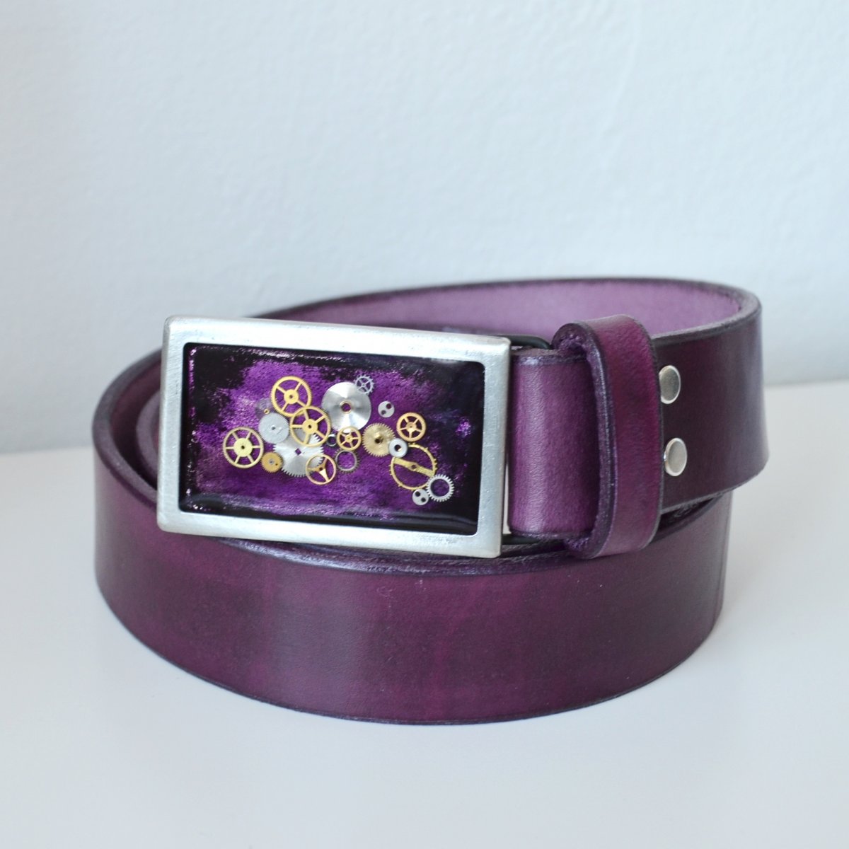 Fialový kožený Steampunkový pásek ,hranatá spona
