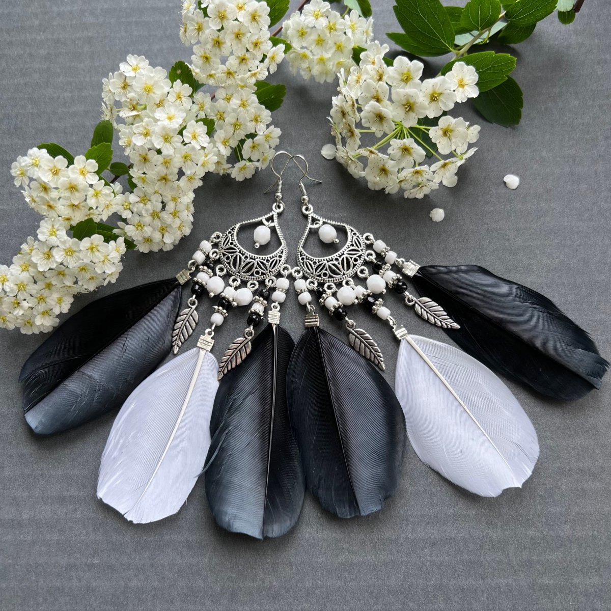 Peříčkové černo-bílé náušnice