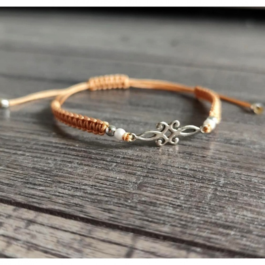 Náramek Shamballa s kovovým ornamentem