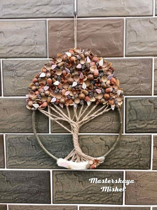 Strom života. Panel na zdi. 