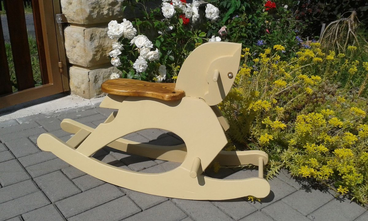 Dětský dřevěný houpací koník