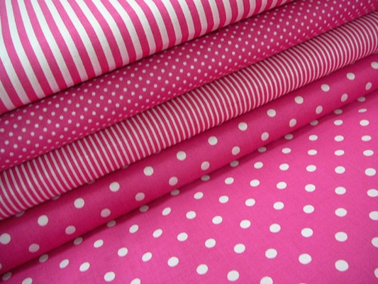 Bavlněná látka - metráž - bílý puntík na fuchsiové - š. 150 cm