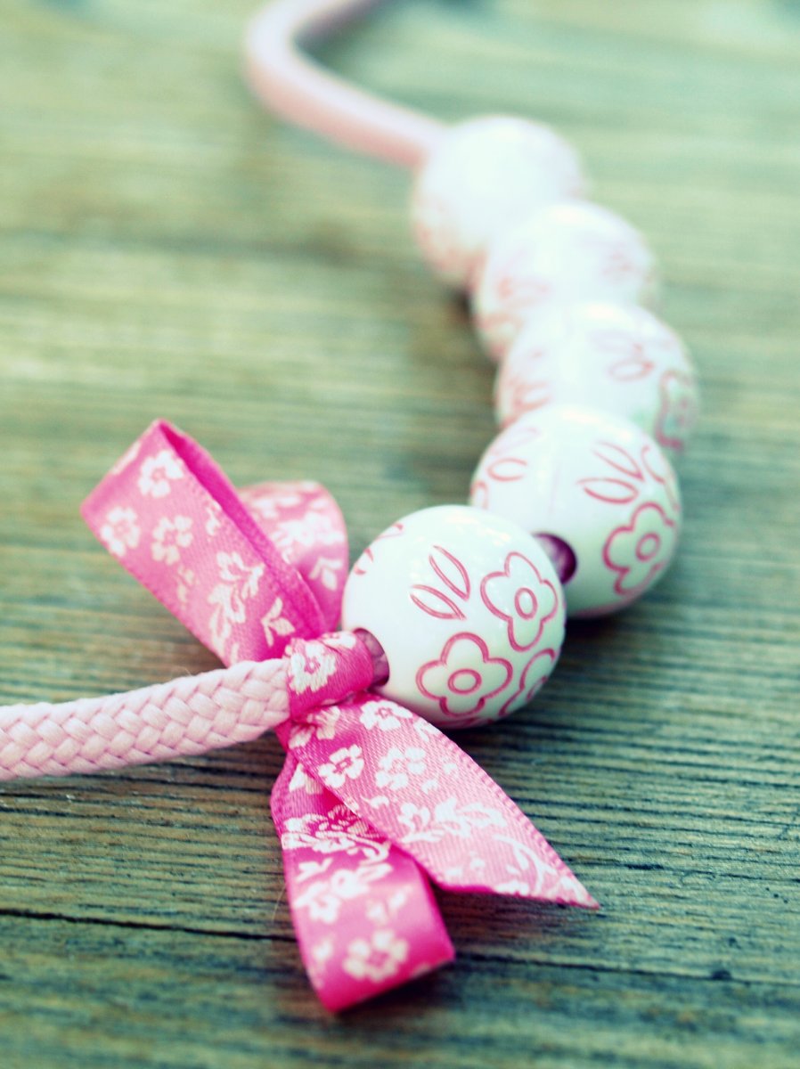 Korále rosé zavazovací