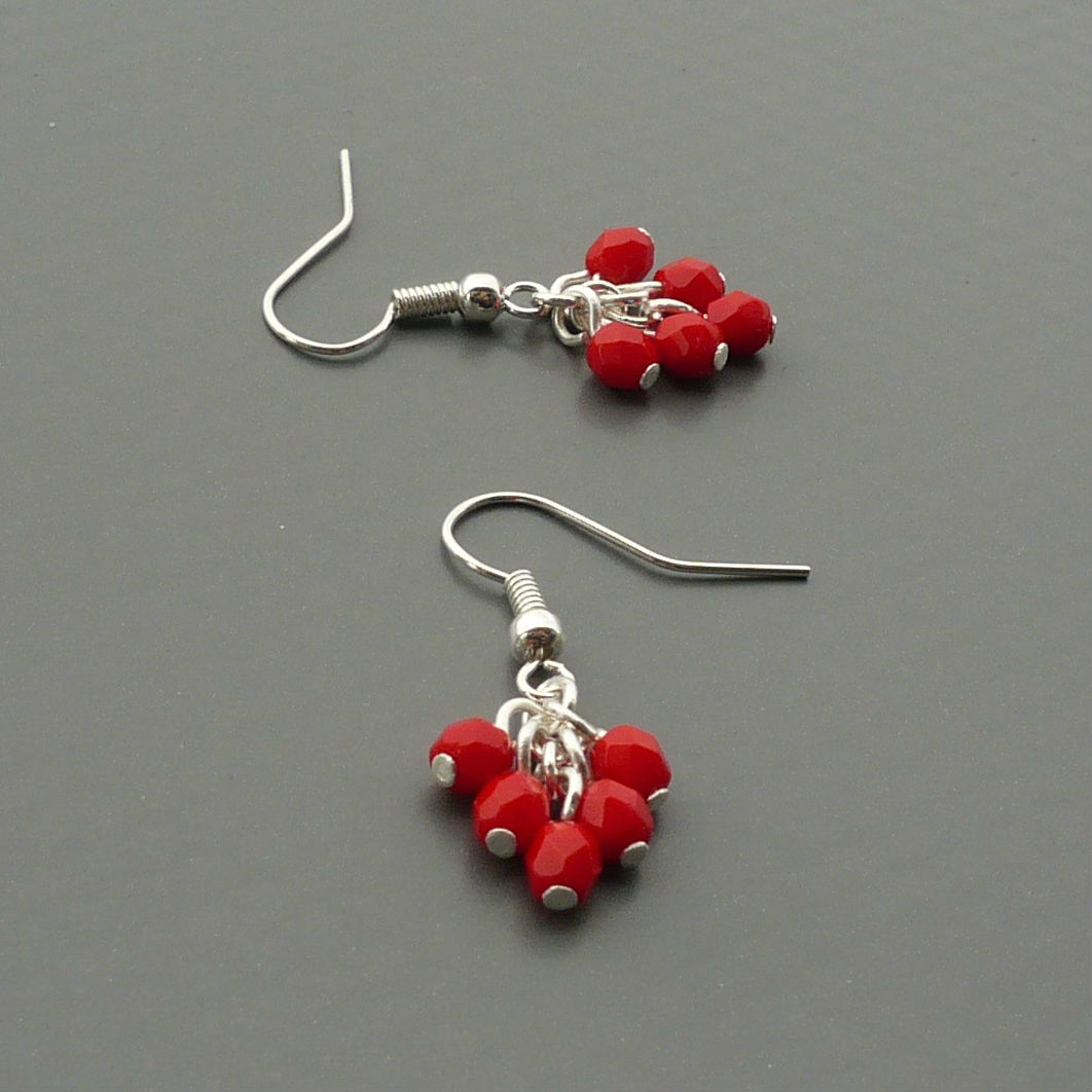 Drobné červené broušené hrozínkové náušnice