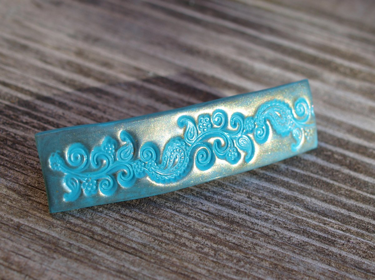 Sponka malá - tyrkysovozlaté kytičky