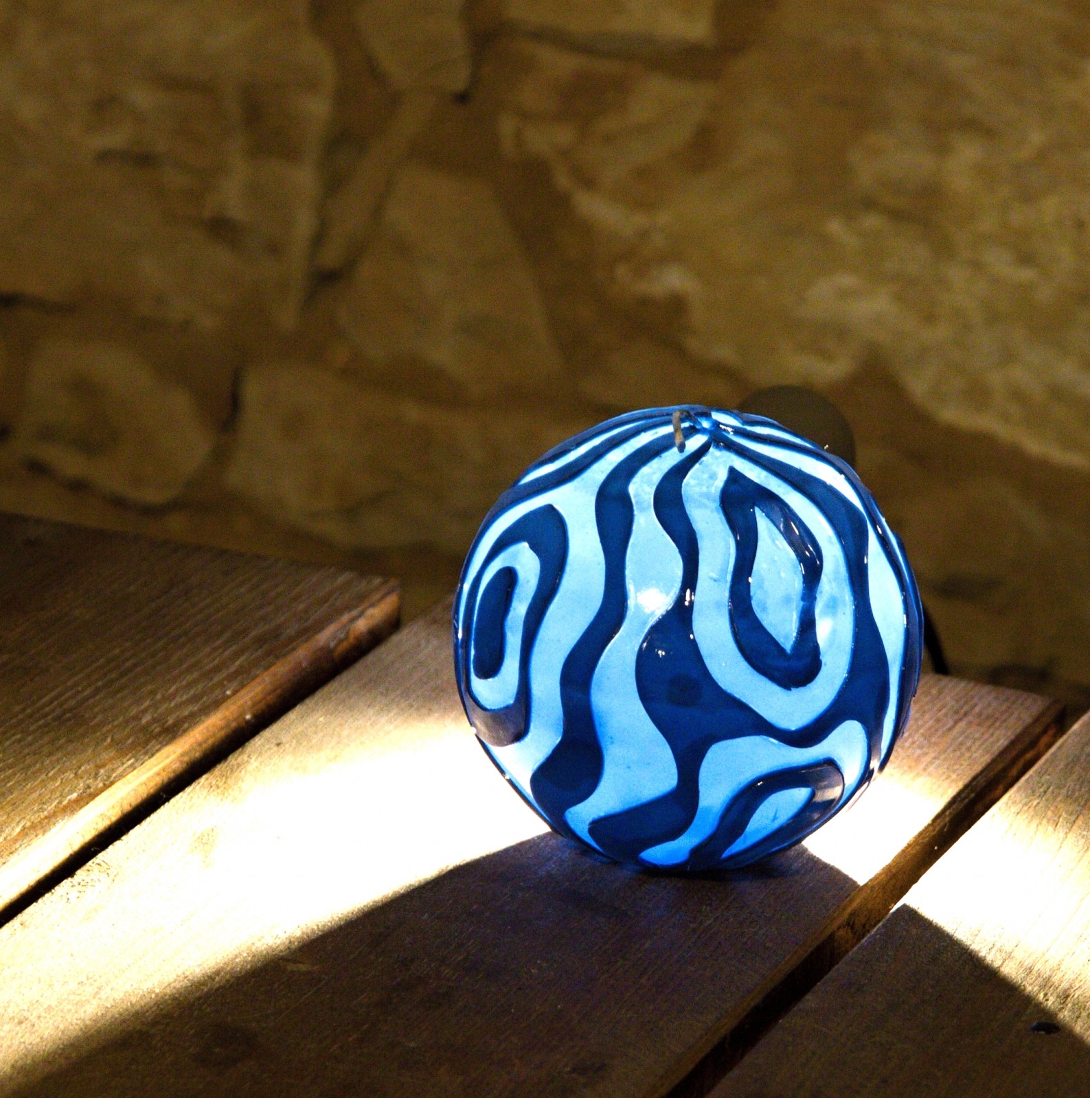 Svíce koule vyřezávaná, vzor zebra