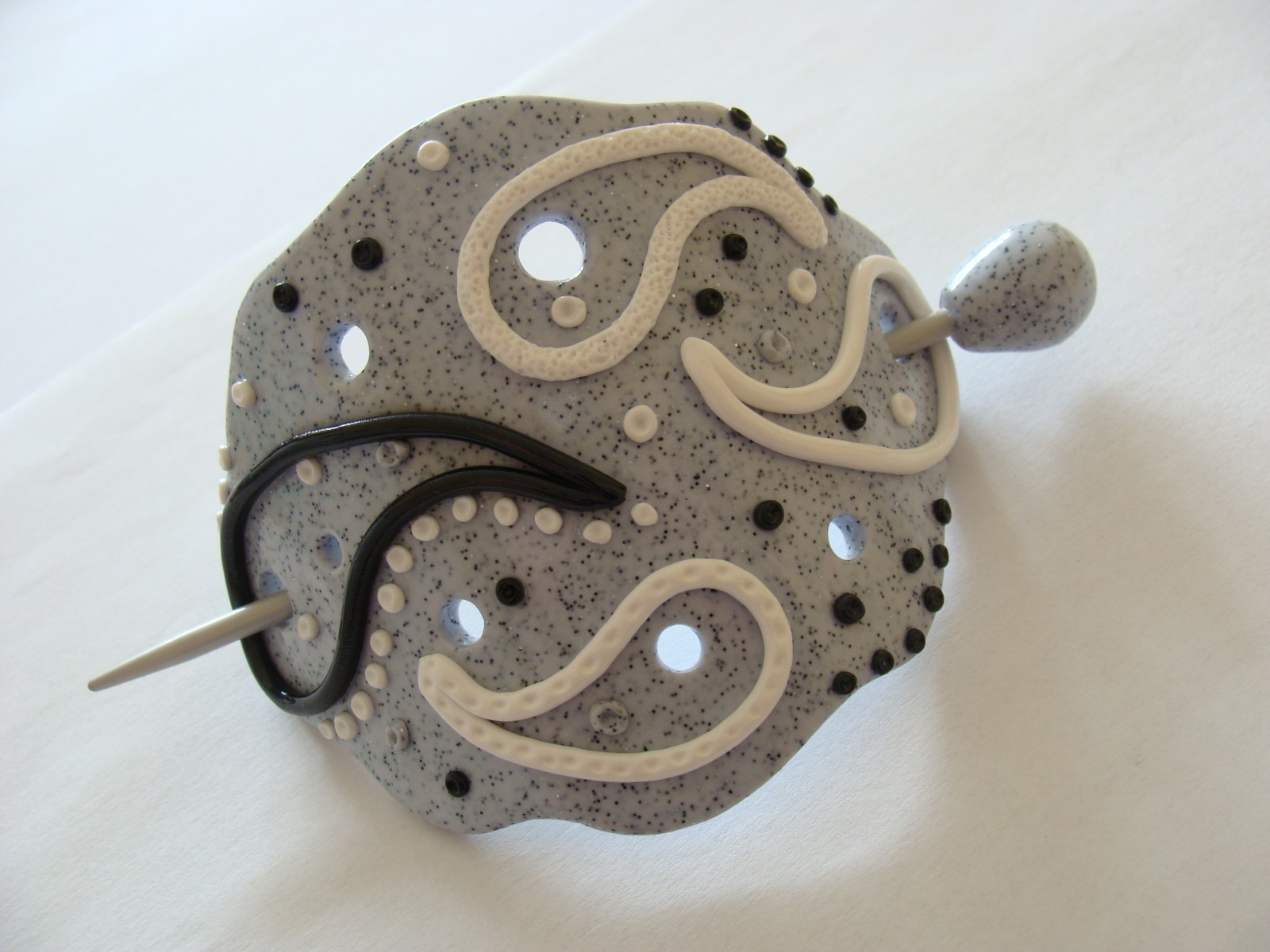 Velká spona šedivá s jehlicí