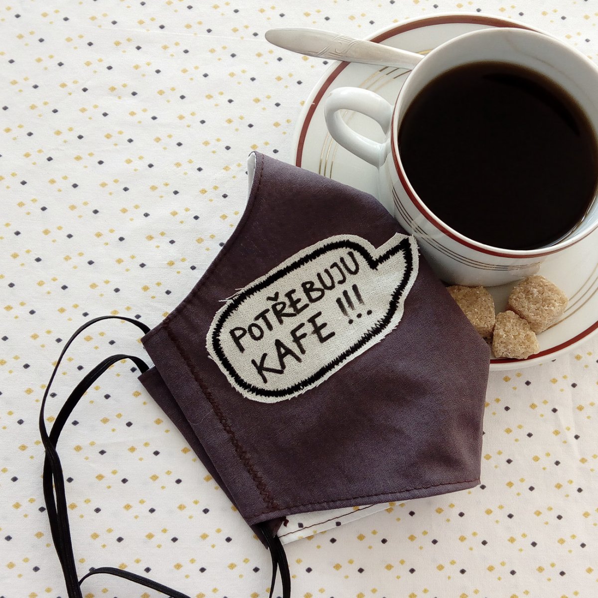 Šedá rouška s nápisem Potřebuju kafe!