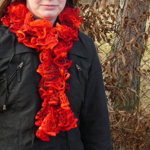 Červená melírovaná volánková šála