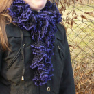 Černá volánková šála s fialovými nopkami