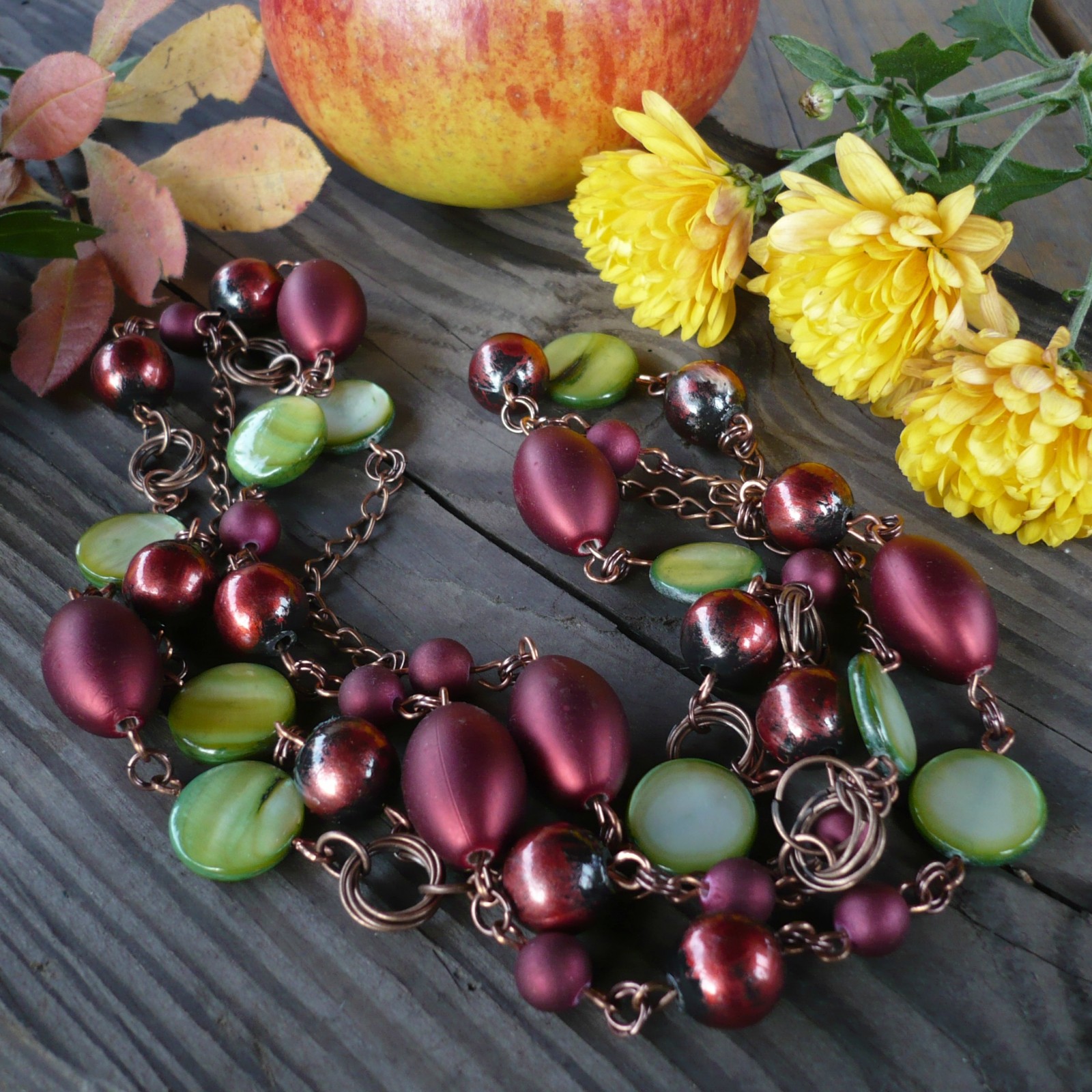 Zelené perleťové placky s bordo korálky