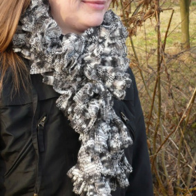 Černobílá melírovaná volánková šála