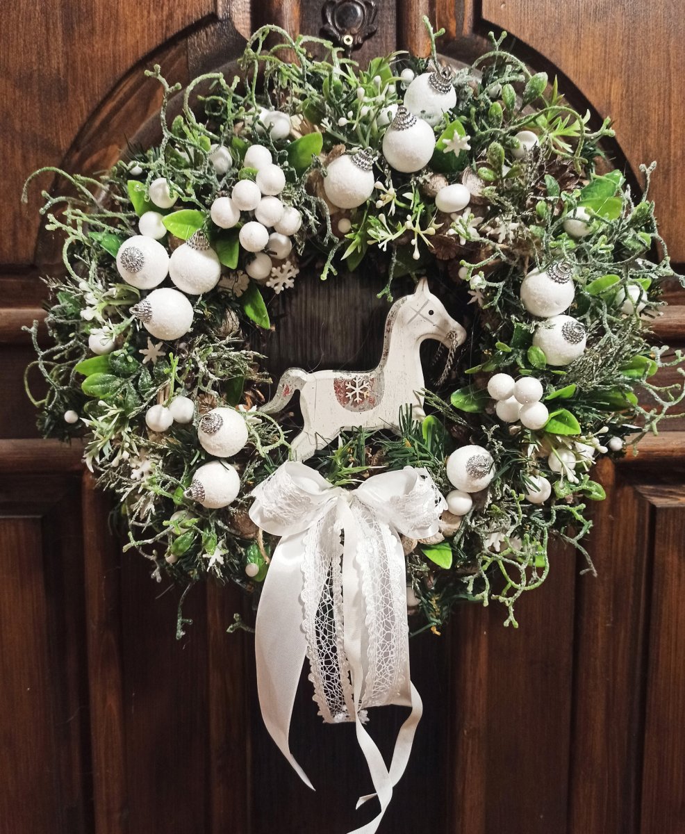 Věnec s bílým koníkem