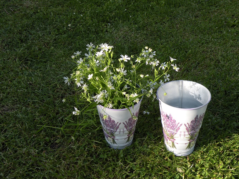 Plechová váza vysoká snopky levandule