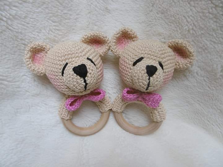 Háčkované chrastítko -Medvídek na dřevěném kroužku